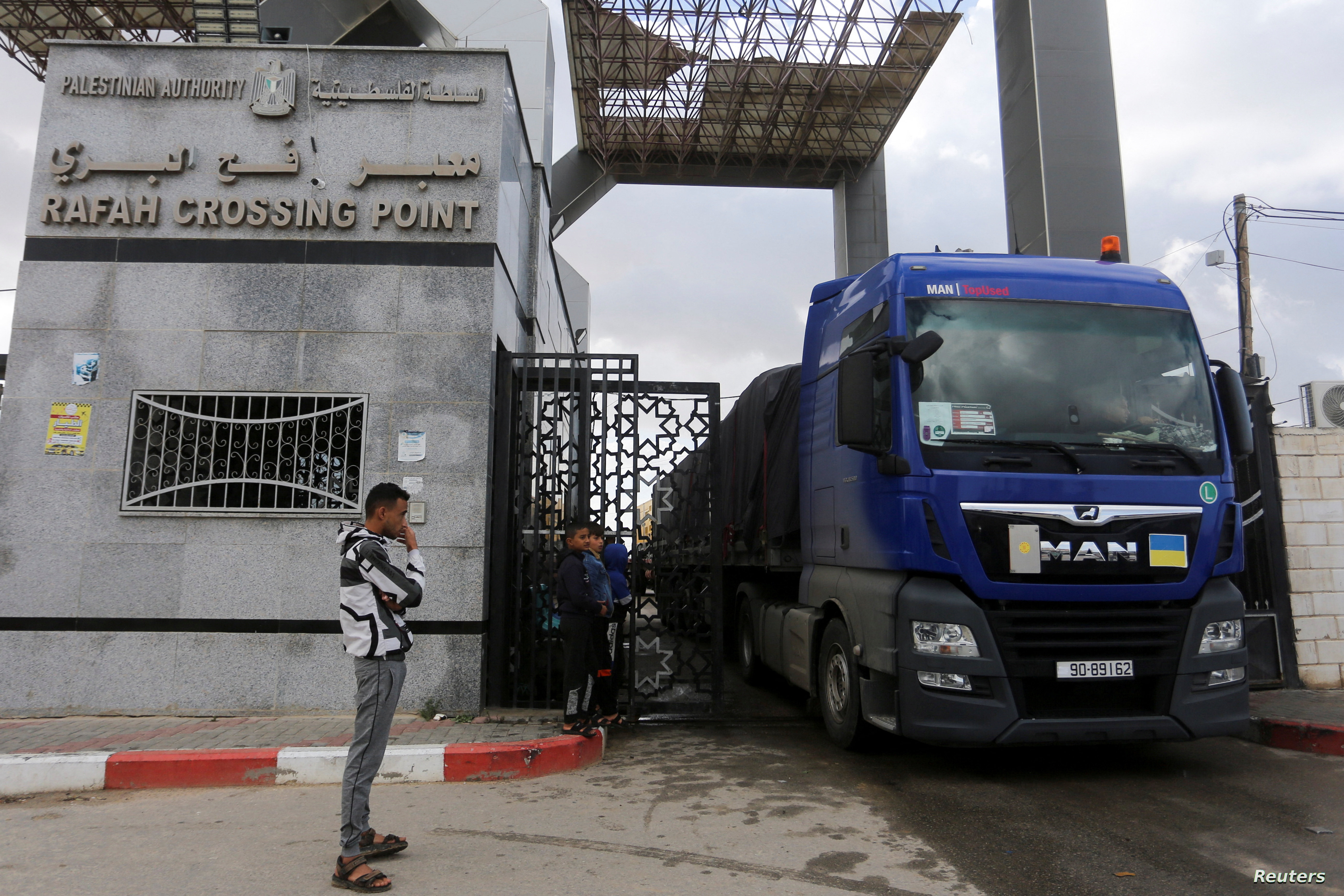 معبر رفح .. 200 شاحنة مساعدات وبضائع تدخل الى غزة