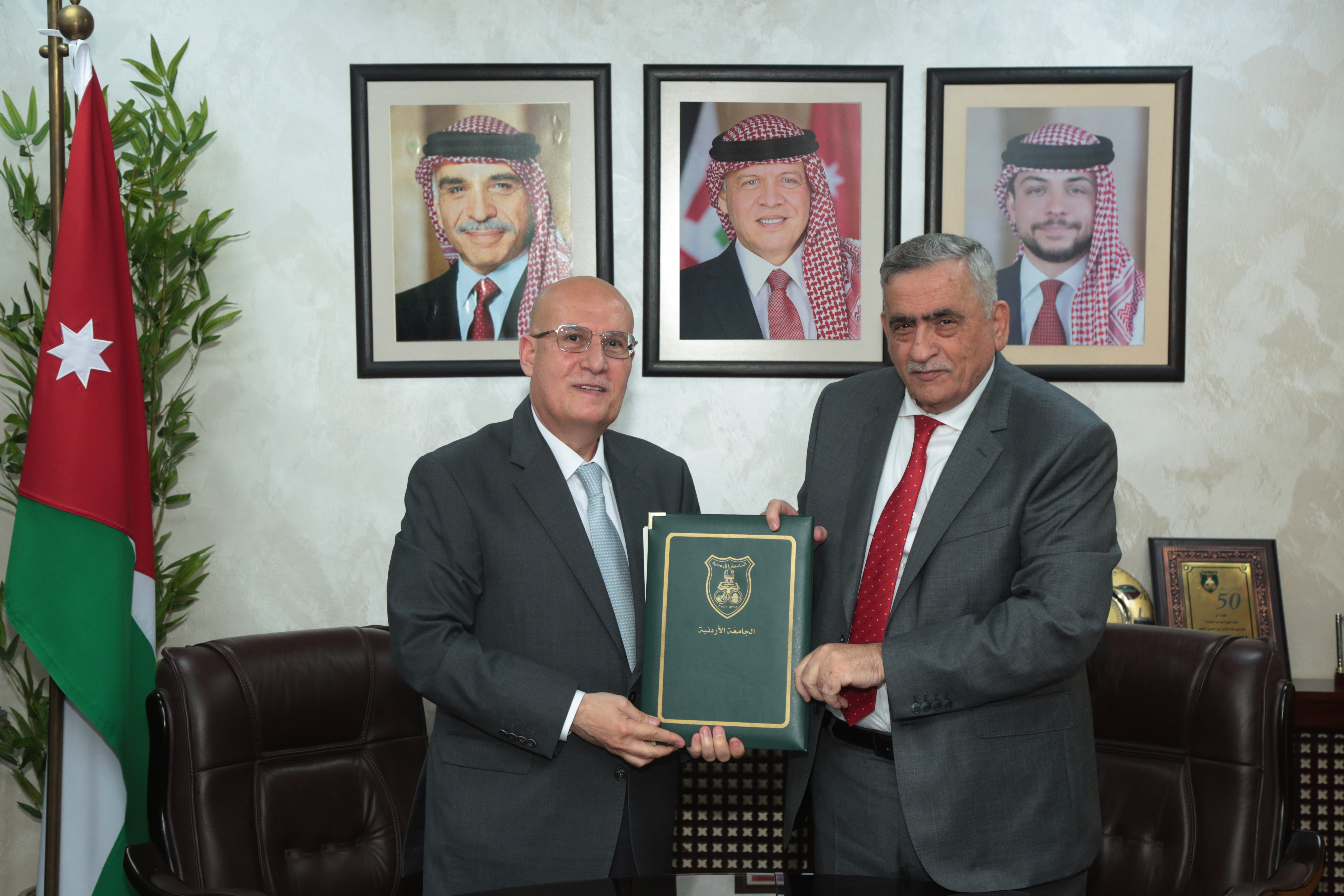 البنك الأهلي الأردني والجامعة الأردنية يوقعان مذكرة تفاهم تعزيزاً للتعاون فيما بينهما ضمن مجالات عدّة