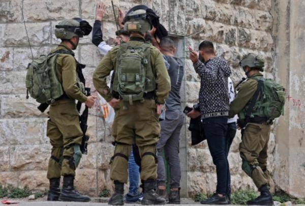 الاحتلال يعتقل 30 فلسطينيا بالضفة الغربية والقدس