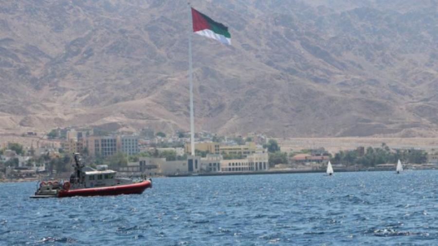 إجلاء 13 سائحا واثنين من طواقم قارب جنح في خليج العقبة