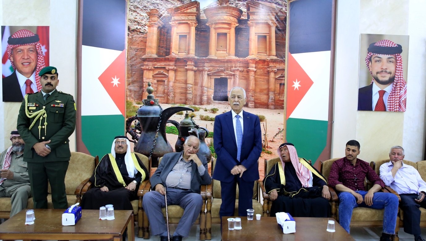 مندوبا عن الملك وولي العهد .. العيسوي يعزي عشيرة المعاني