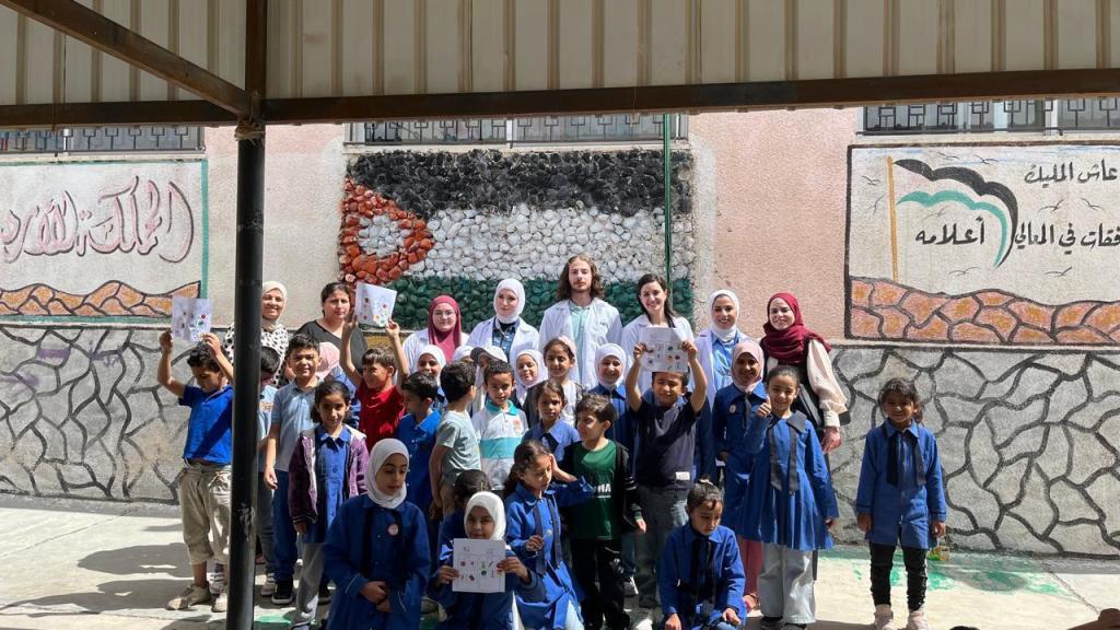 عمان الاهلية تنظم نشاطاً توعوياً بمدرسة البشيري بالسلط حول صحة الفم والاسنان 