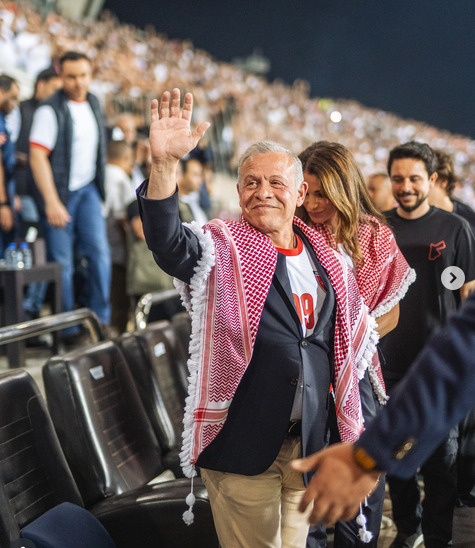 الملك والملكة وولي العهد يحضرون مباراة الأردن والعراق