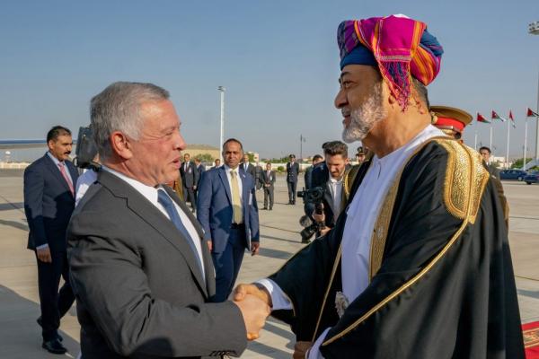 الملك وسلطان عُمان يبحثان سبل التهدئة الشاملة في الإقليم