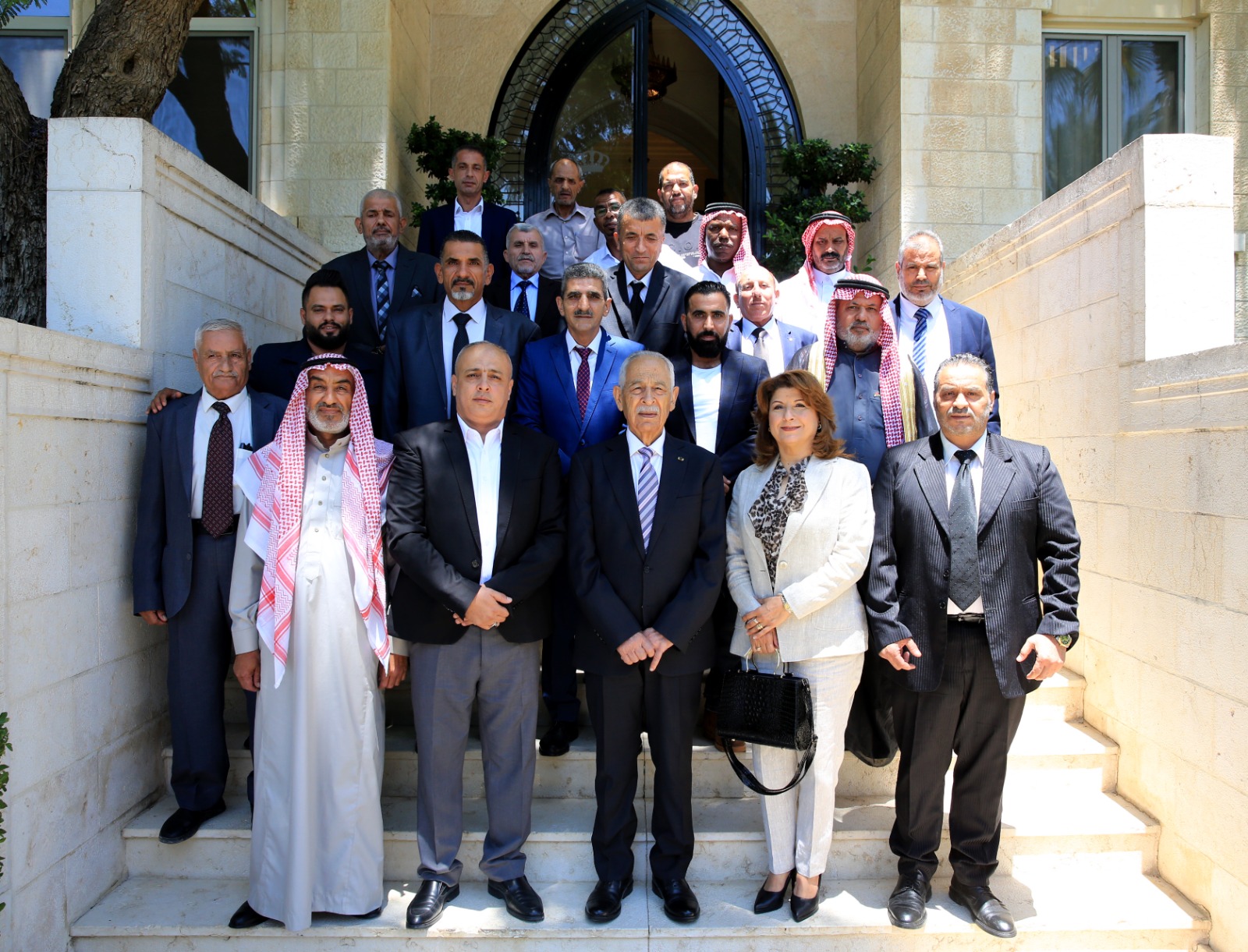 رئيس الديوان الملكي يلتقي وفداً من أبناء محافظة الزرقاء