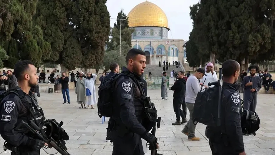 عشرات المستوطنين المتطرفين يقتحمون الأقصى بحراسة شرطة الاحتلال