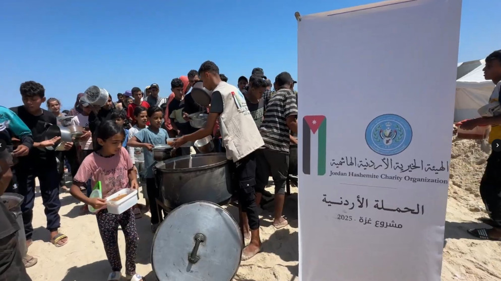 الحملة الأردنية توزع وجبات غذائية في مواصي خان يونس