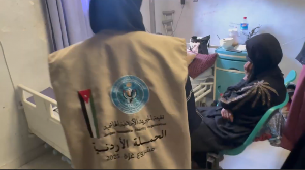 الحملة الأردنية توزع وجبات غذائية في مستشفيات شمال غزة