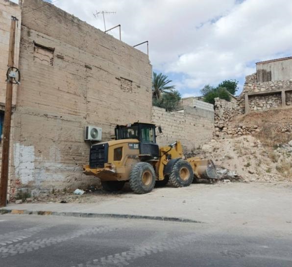 بلدية جرش تبدأ إزالة مبنى آيل للسقوط