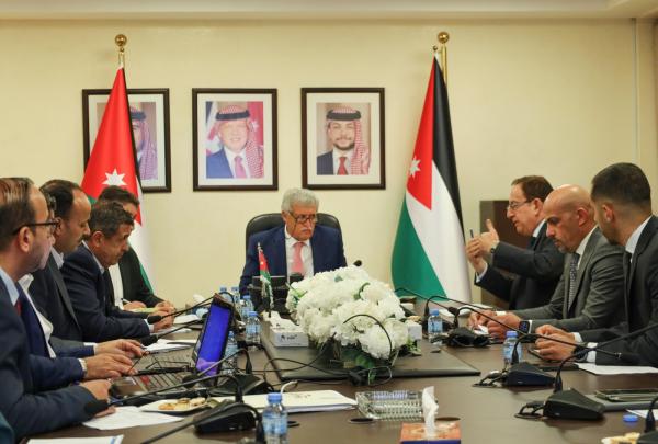 وزير النقل يوجه بتسريع تشغيل مطار عمان المدني