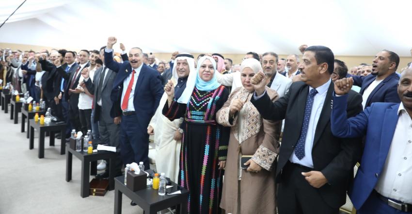 2000 شخصية من المخيمات الفلسطينية بهتافات وقصائد وطنية داخل الديوان الملكي