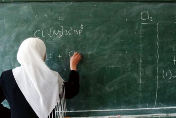 بعد ٥٠ عام من العطاء .. معلمة أردنية تكتب رسالة وفاء لطلابها وتطلب حسن الختام
