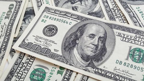 الدولار يتراجع لأدنى مستوى في أسبوع