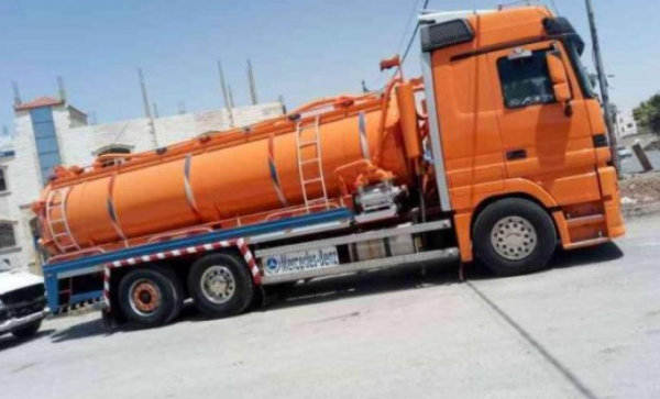 ضبط صهريج يفرغ حمولته داخل منهل صرف صحي في إربد
