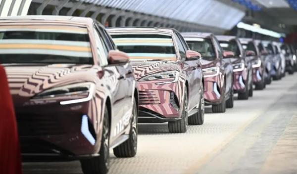 خبراء: إشاعة ارتفاع أسعار السيارات مفتعلة والمخزون كاف لأكثر من عام
