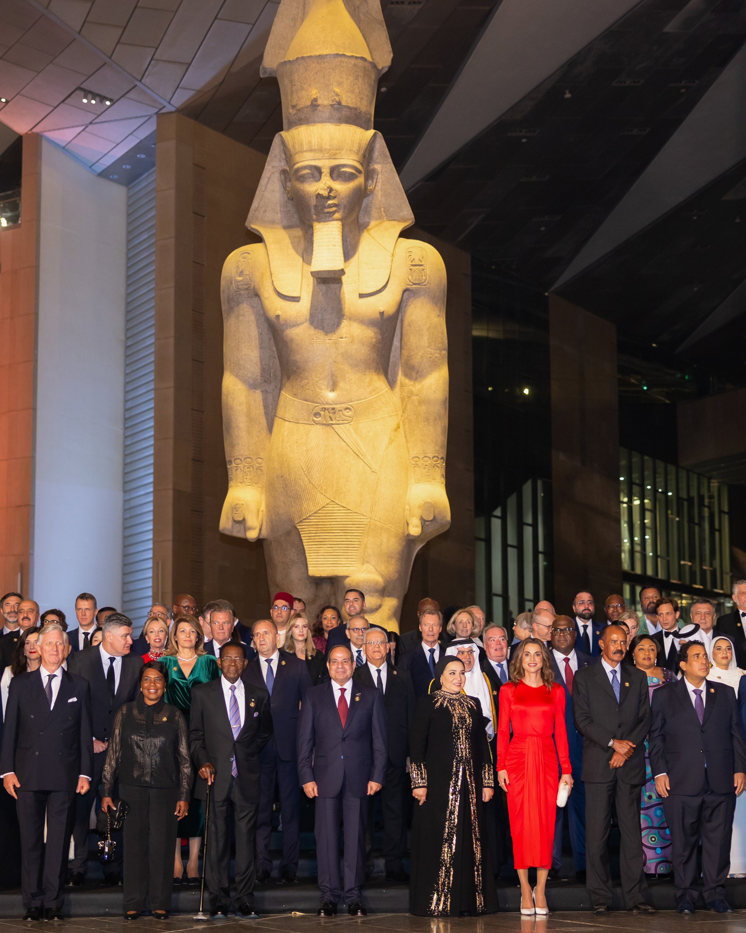 مندوبة عن جلالة الملك .. الملكة رانيا تحضر افتتاح المتحف المصري الكبير
