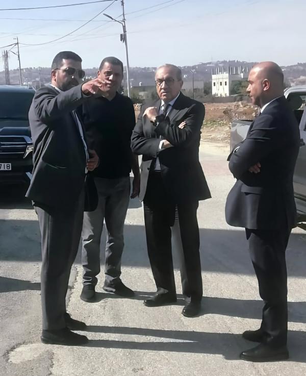 وزير الأشغال يتفقد مشاريع طرق في محافظة البلقاء