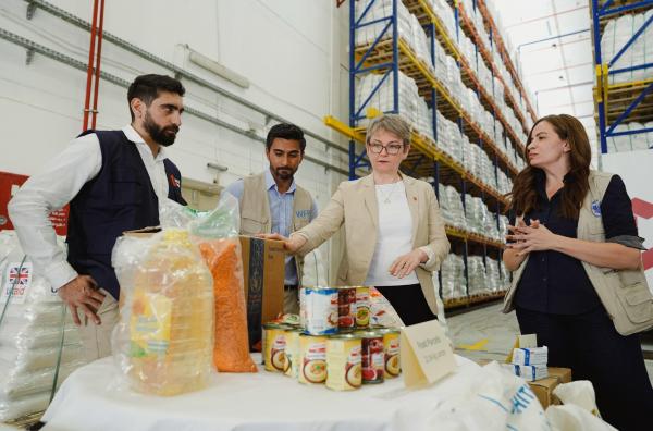 وزيرة بريطانية: مستودعات الأردن مليئة بالمساعدات وتنتظر الدخول لغزة