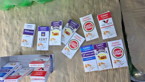 ضبط علكة مخالفة على شكل سجائر واغلاق بقالة في الرصيفة