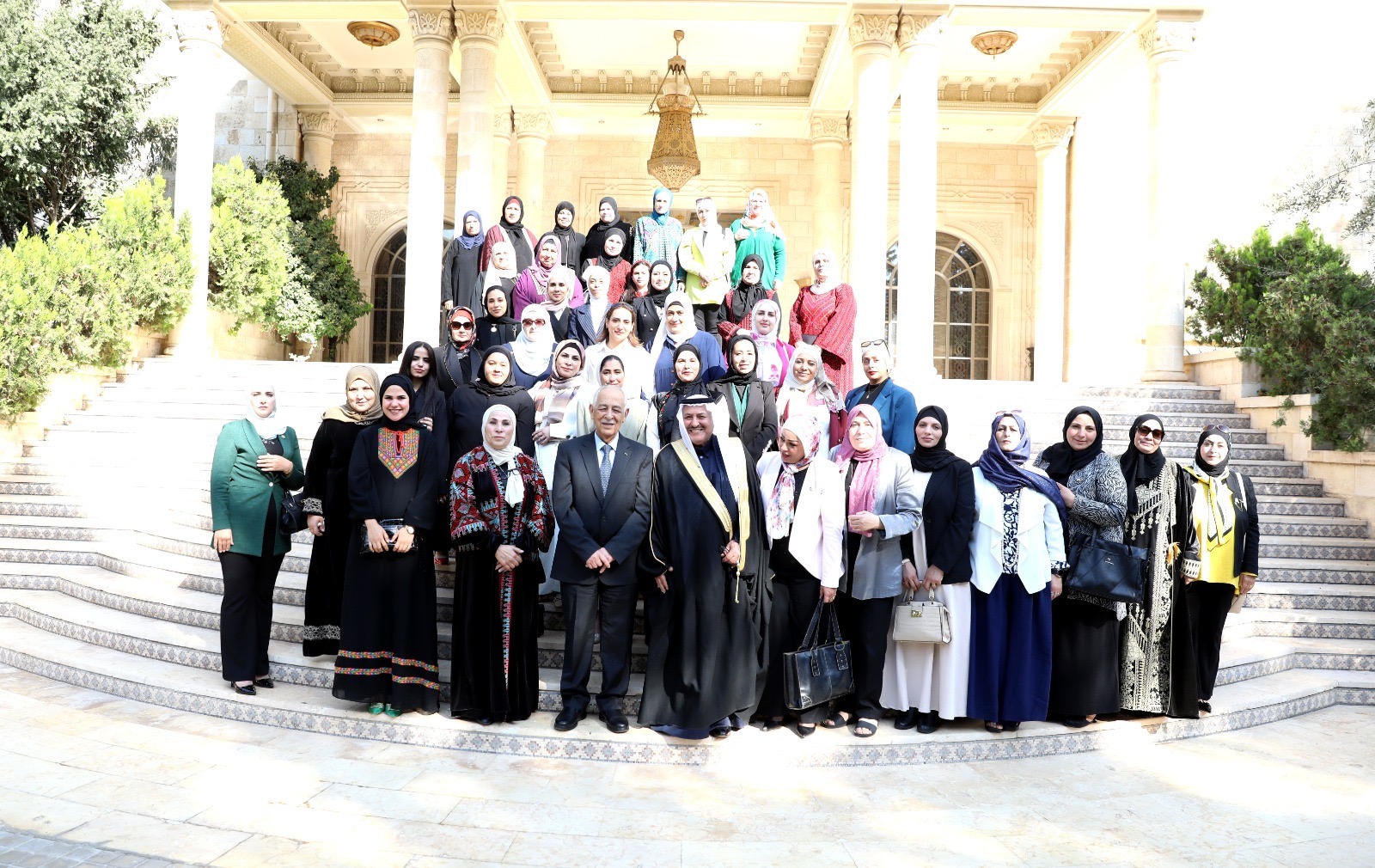 خلال لقائه فعاليات نسائية .. العيسوي: الأردن بقيادة الملك مستمر في مسيرة البناء والتحديث والنهضة الشاملة