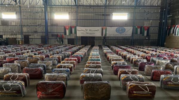 الحملة الأردنية توزع أغطية شتوية على أسر نازحة في غزة