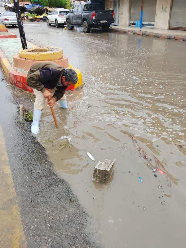 الإدارة المحلية تدعو المواطنين إلى الابتعاد عن مناطق السيول