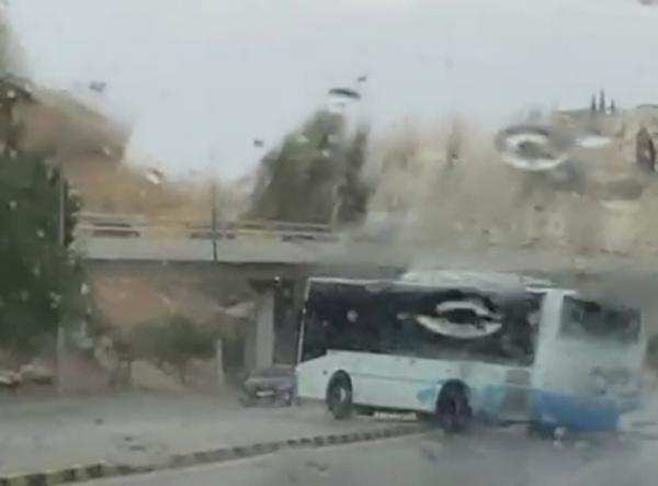 انزلاق حافلة عمومية واصطدامها بمركبة في عمّان