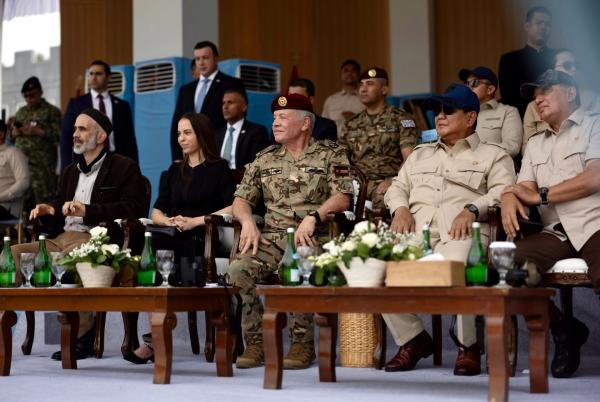 بالصور .. الملك والرئيس الإندونيسي يحضران تمرينا عسكريا مشتركا للطائرات المسيرة