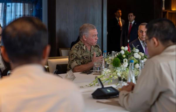 الملك يؤكد أهمية الاستفادة من تجربة الصندوق السيادي الإندونيسي (دانانتارا)