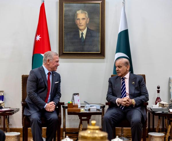 بالصور .. الملك يبحث مع رئيس وزراء باكستان تعزيز العمل معاً في مختلف القطاعات