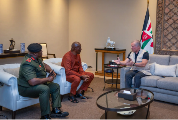 الملك يستقبل نائب وزير الدفاع في جمهورية سيراليون