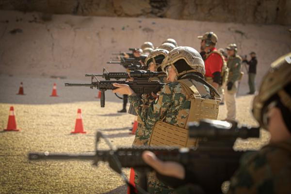 القوات المسلحة الأردنية تنفذ مسابقة للرماية لعدد من منتسباتها