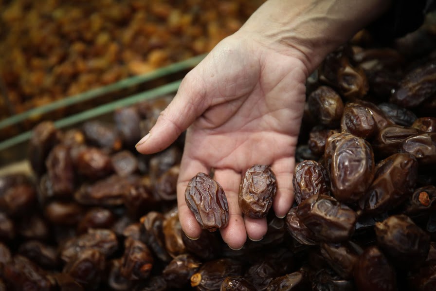 محافظ البلقاء يتفقد منشآت تمور في الشونة