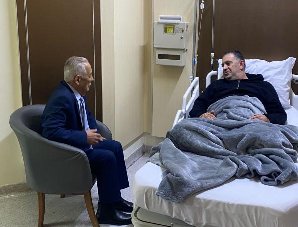 العيسوي ينقل تمنيات الملك وولي العهد بالشفاء العاجل للوزير الأسبق نضال البطاينة