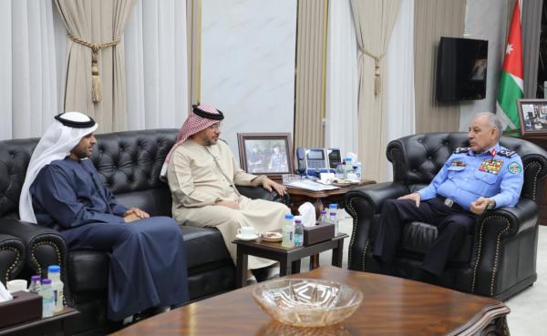 وفدٌ من القيادة العامة لشرطة أبو ظبي يزورُ مديريةَ الأمن العام