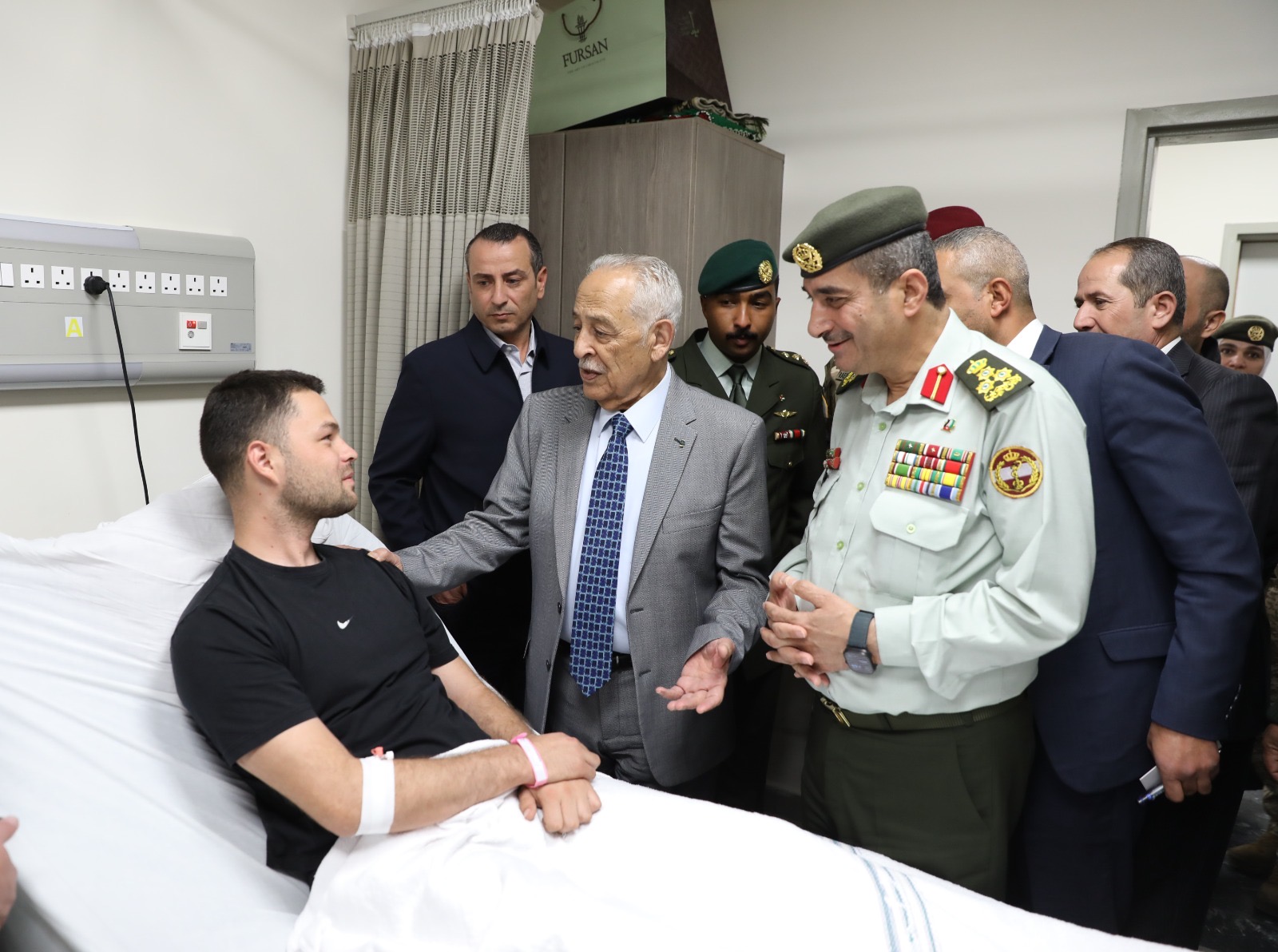 بتوجيهات ملكية العيسوي يطمئن على صحة مصابي المداهمة الأمنيّة بالرمثا 