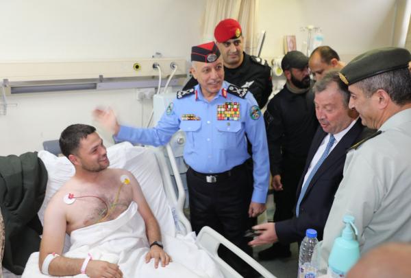 مديرا المخابرات والأمن يعودان مصابي مداهمة الرمثا