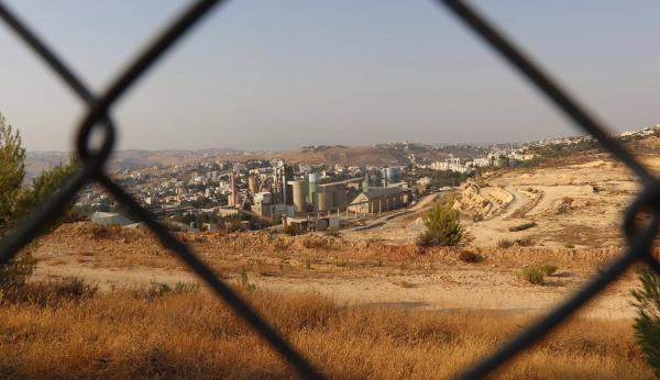 قرار بوقف رخص الإعمار أو التغيير على أراضي مصنع الإسمنت بالفحيص