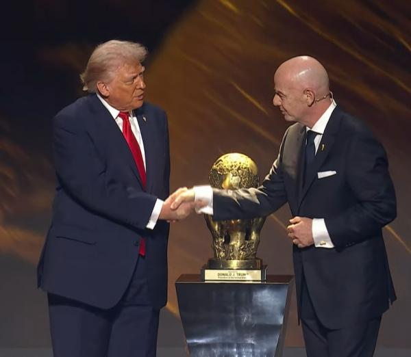 ترامب يتسلم جائزة الفيفا للسلام