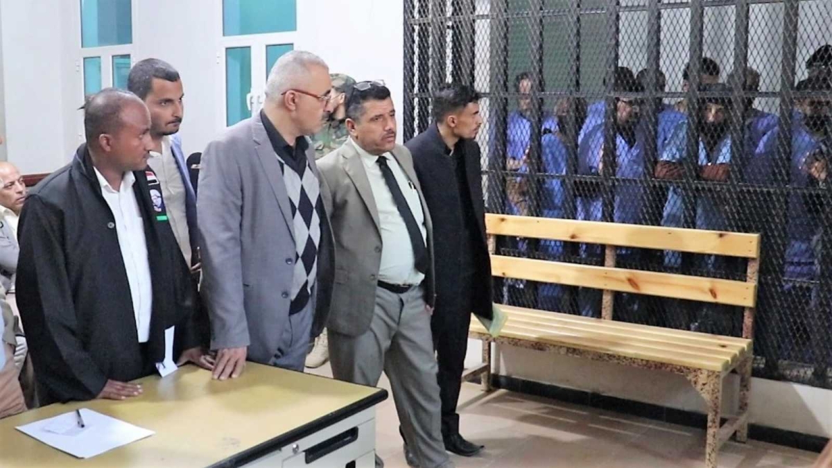 الحوثيون يبدأون محاكمة موظفي السفارة الأمريكية