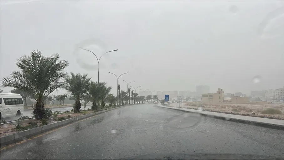 تأمين 18 عاملا تقطعت بهم السبل في القويرة بسبب الأمطار