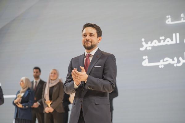 بالصور .. ولي العهد يكرم الفائزين بجائزة الحسين بن عبدﷲ للعمل التطوعي