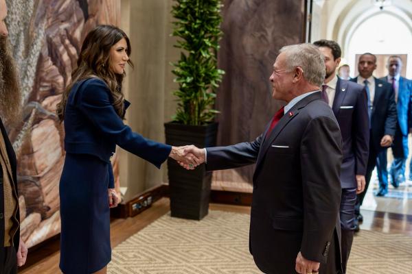 الملك يبحث مع وزيرة الأمن الداخلي الأمريكية سبل تعزيز التعاون