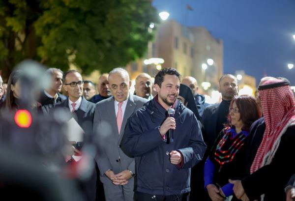 ولي العهد يهنئ المسيحيين ويشارك بإضاءة شجرة الميلاد في مادبا