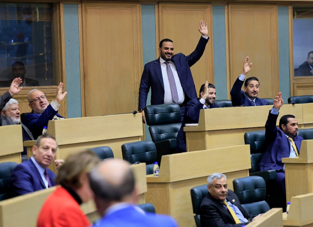 مخصصات النواب الشهرية لخزينة الاحزاب .. ما مدى مشروعية المطالبة؟