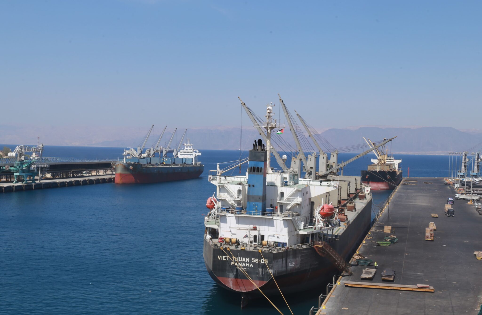 حركة مناولة نشطة على مدار الساعة في موانئ العقبة