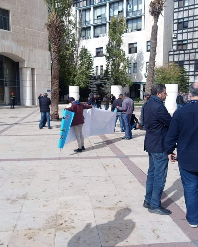 نواب يطالبون بإعادة موظفين أحيلوا للتقاعد المبكر من 