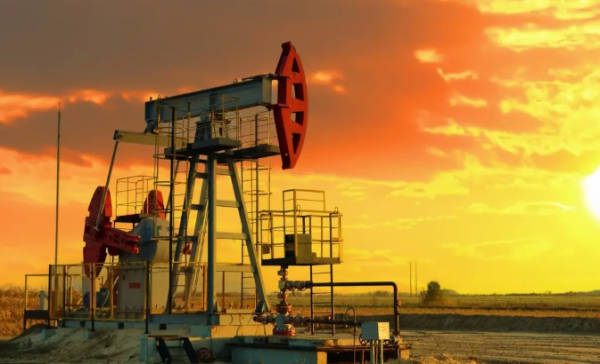 النفط يهبط وسط توقعات بتخمة في المعروض