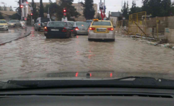 الأمن: إنقاذ أشخاص حاصرهم ارتفاع منسوب المياه