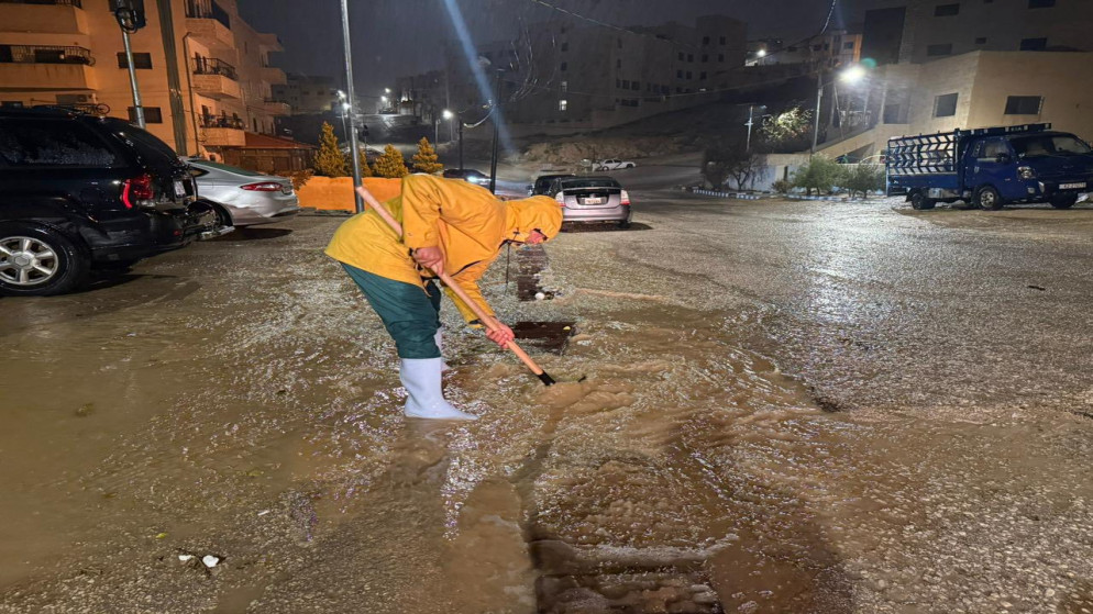 مالك محل يسد خطوط عبارة لمياه الأمطار ويتسبب بإغلاق الطريق